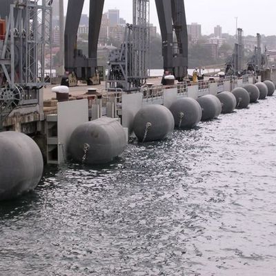 海洋の艦対艦操作エヴァはバンパー フィラメントの補強の層の泡立つ