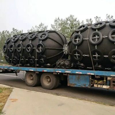 クウェイの保護ボートの膨脹可能な横浜フェンダーへの船