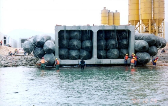 海難救助の造船所の重量物運搬を支える引きのための海洋のゴム製気球のエアバッグ