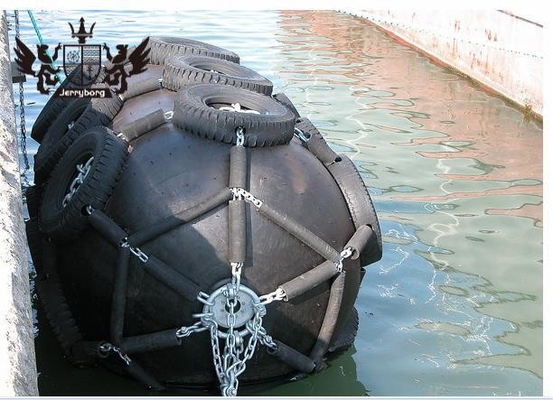 日本製のフェンダー 横浜 浮遊型 鎖とタイヤ付きの海上用気圧ガムフェンダー
