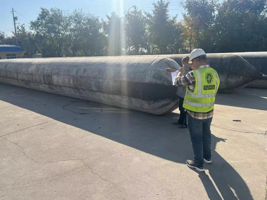 船舶造船場における重荷を岸へ引き上げるための救助海上ゴム気球エアバッグ