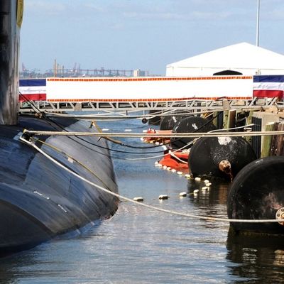 タイヤおよび鎖が付いているカスタマイズされた浮遊泡が充填されたフェンダー