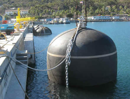 インパクト ポイントが水線の下であるかもしれない船か潜水艦のために適した海底フェンダー。