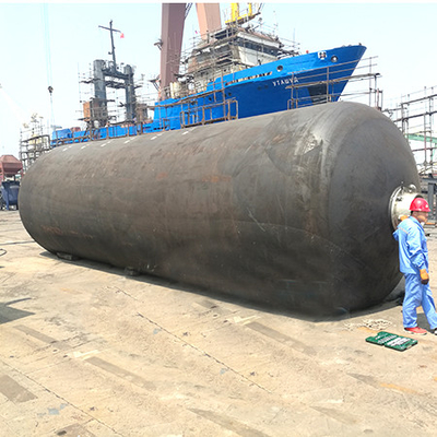 インパクト ポイントが水線の下であるかもしれない船か潜水艦のために適した海底フェンダー。