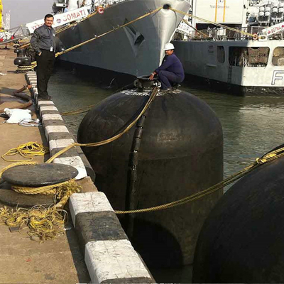 インパクト ポイントが水線の下であるかもしれない船か潜水艦のために適した海底フェンダー。
