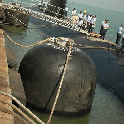 インパクト ポイントが水線の下であるかもしれない船か潜水艦のために適した海底フェンダー。