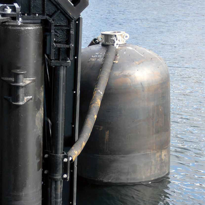 インパクト ポイントが水線の下であるかもしれない船か潜水艦のために適した海底フェンダー。