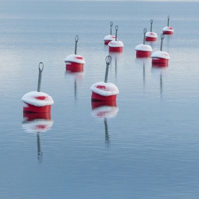 エヴァの泡が充填された浮遊球安全領域水障壁の係留ブイを区切るため